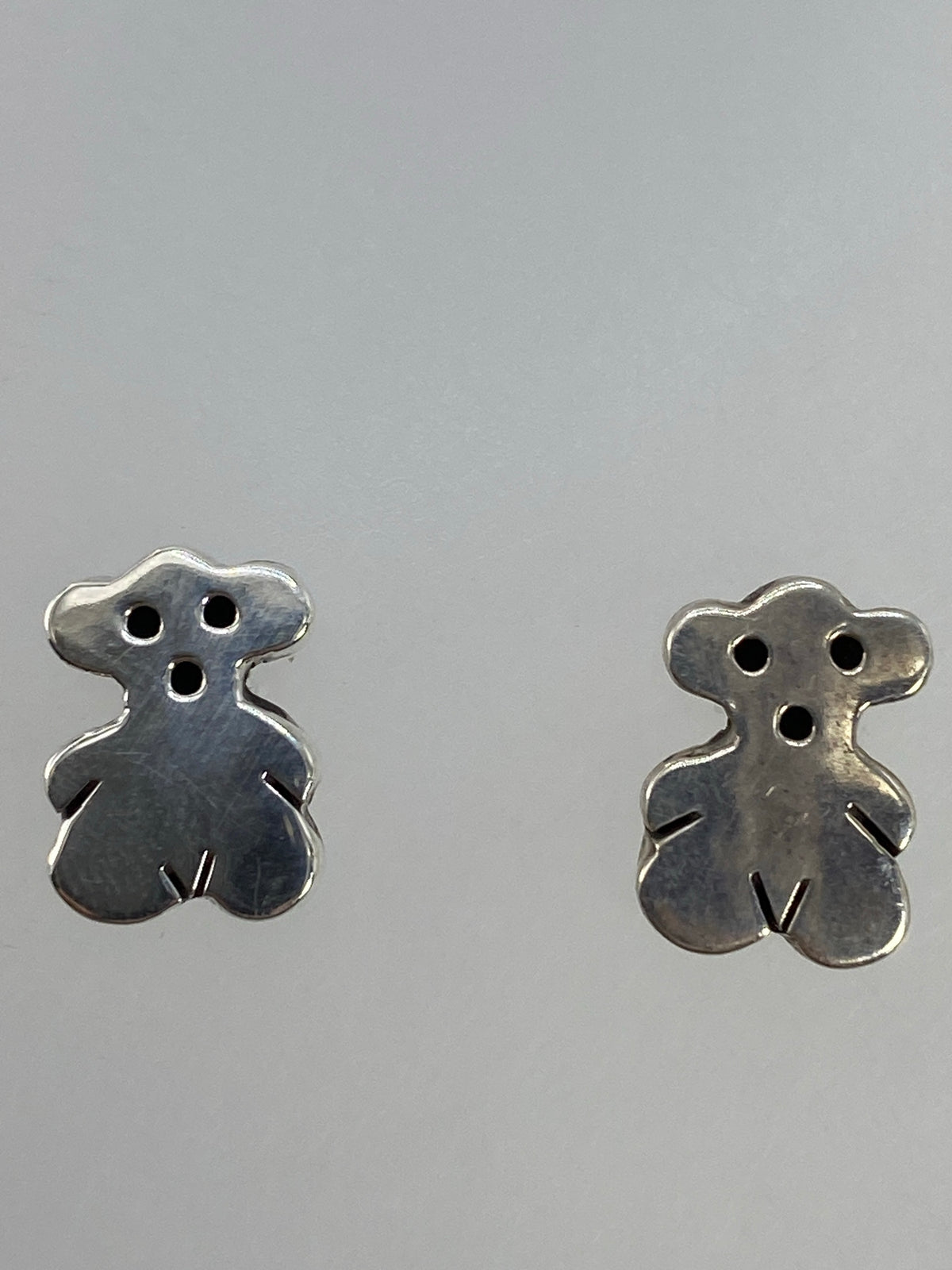 Aretes de plata con cierre de poste, vista frontal