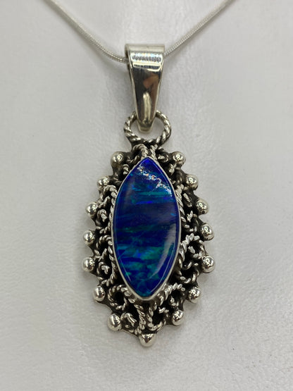 Detalle del ópalo de fuego azul mostrando el cambio de tonos en el engaste de plata