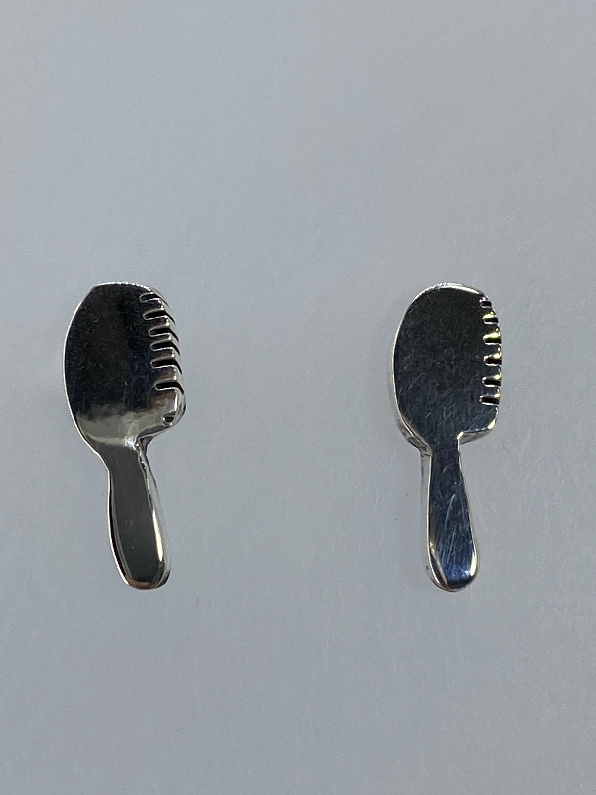 Par de aretes de plata cartoneado minimalista de 1 cm, visto de frente