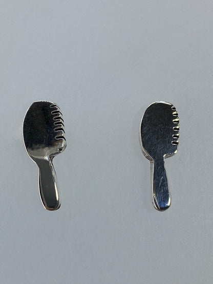 Par de aretes de plata cartoneado minimalista de 1 cm, visto de frente