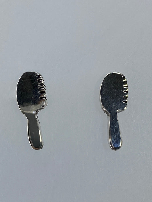 Par de aretes de plata cartoneado minimalista de 1 cm, visto de frente