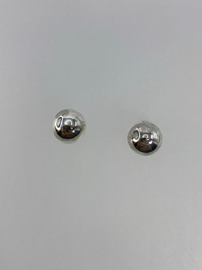 Detalle de cierre de tuerca en arete de plata cartoneado