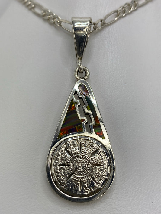 Dije de plata 950 con Calendario Azteca en relieve y ópalo de fuego multicolor