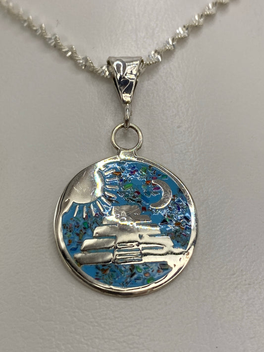 Dije de plata con ópalo de fuego multicolor y pirámide prehispánica en relieve
