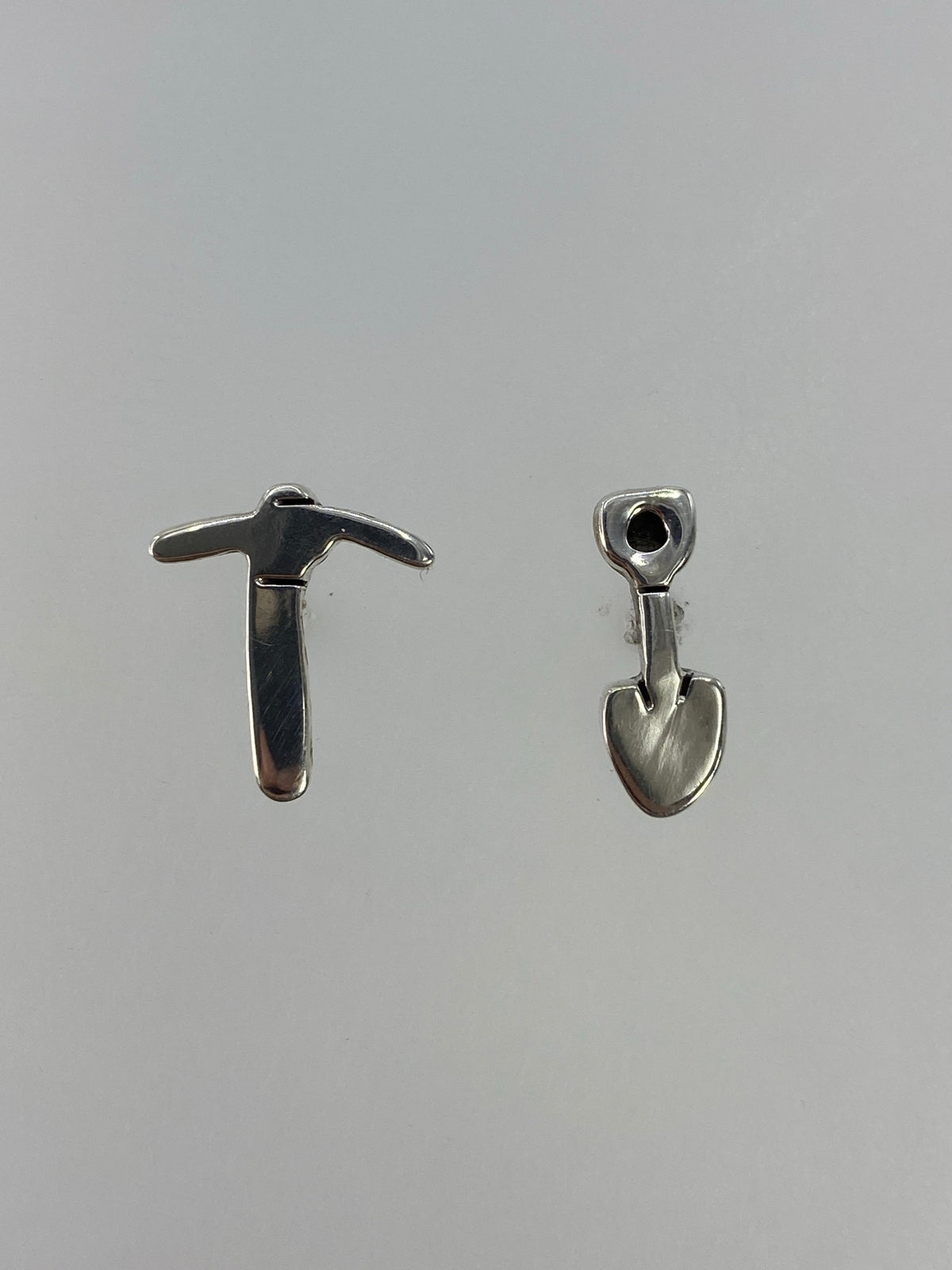 Detalle del cartoneado 3D de los aretes de plata 925