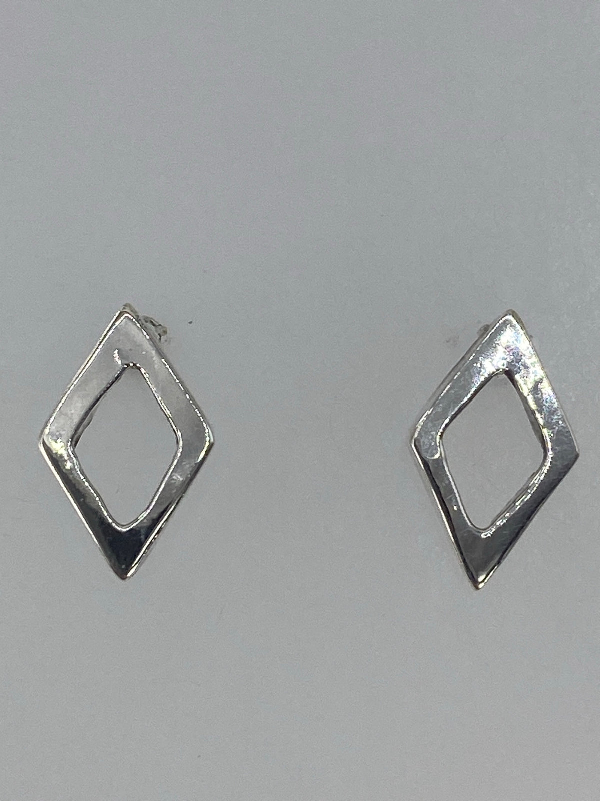 Aretes de plata 925 ligeros pesados en báscula de precisión