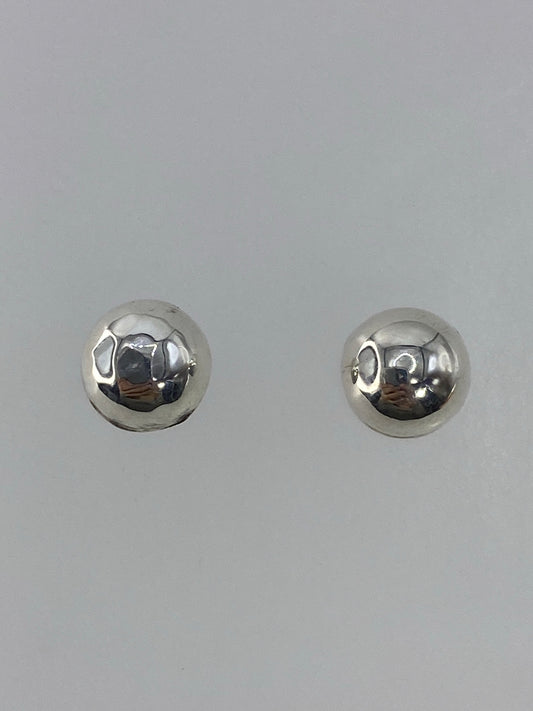 Aretes de plata cartoneado minimalista, par, sobre fondo gris