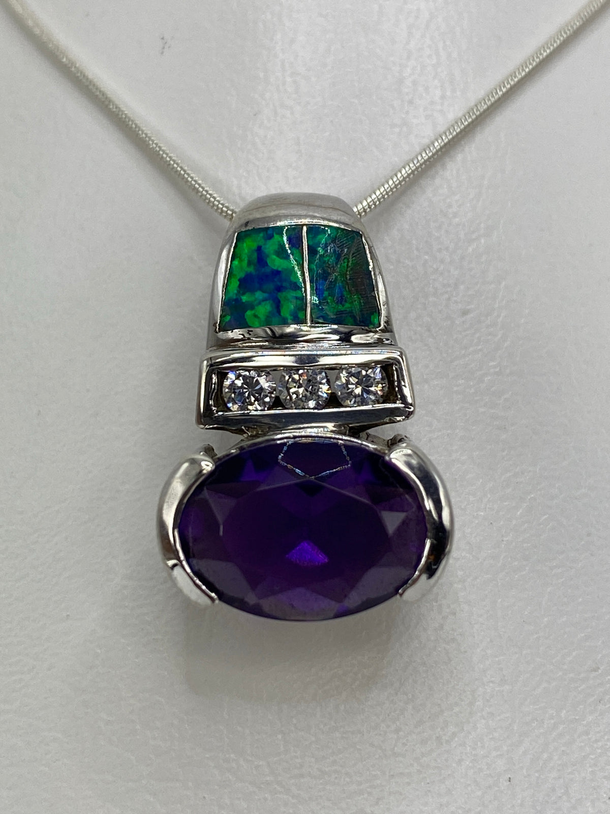 Detalle del engaste a mano del Ópalo de Fuego en plata 925