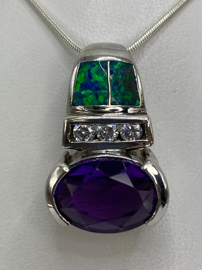 Dije de 2.5 cm mostrando el brillo verde iridiscente del Ópalo de Fuego
