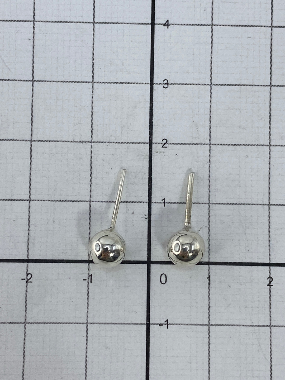 Aretes de plata Taxco sobre fondo gris neutral