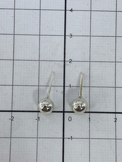 Aretes de plata Taxco sobre fondo gris neutral