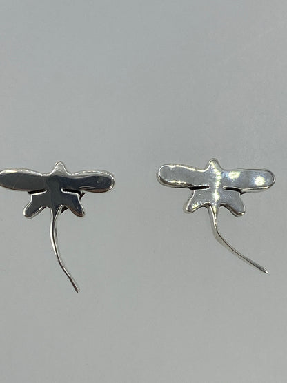 Detalle del volumen y pulido de los aretes de cartoneado