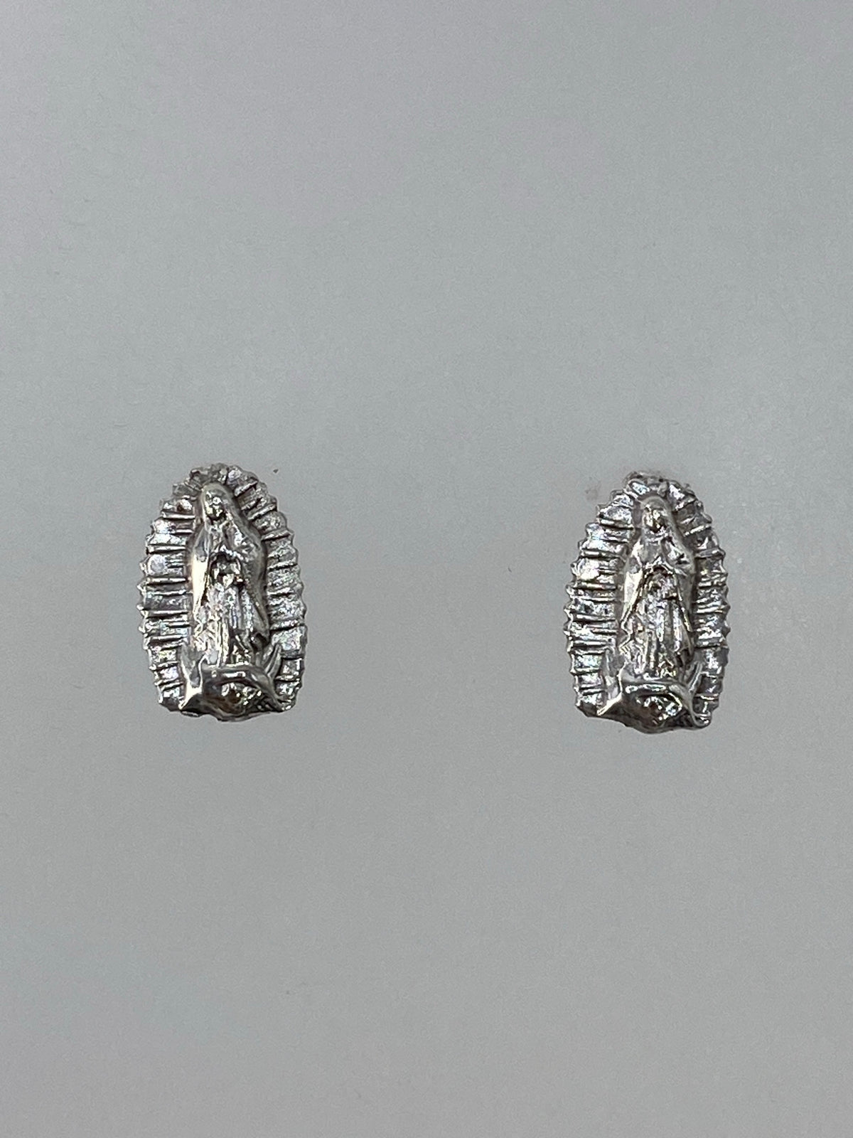 Par de aretes de plata 925 en cartoneado con Virgen de Guadalupe, vista frontal