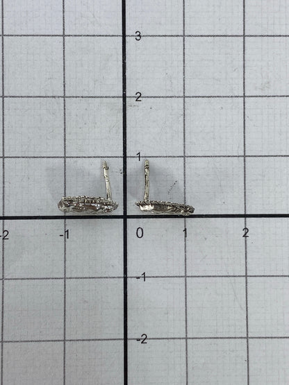 Aretes de cartoneado de Taxco sobre fondo blanco mostrando la técnica de volumen