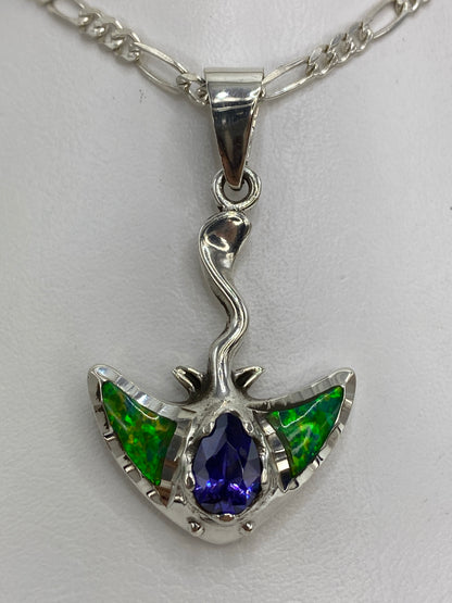 Dije de plata 950 con ópalo de fuego verde en forma de fauna estilizada con alas
