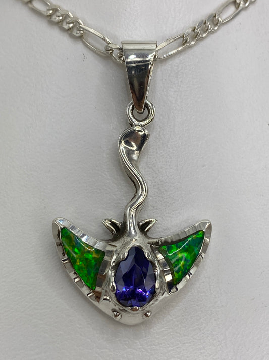 Dije de plata 950 con ópalo de fuego verde en forma de fauna estilizada con alas