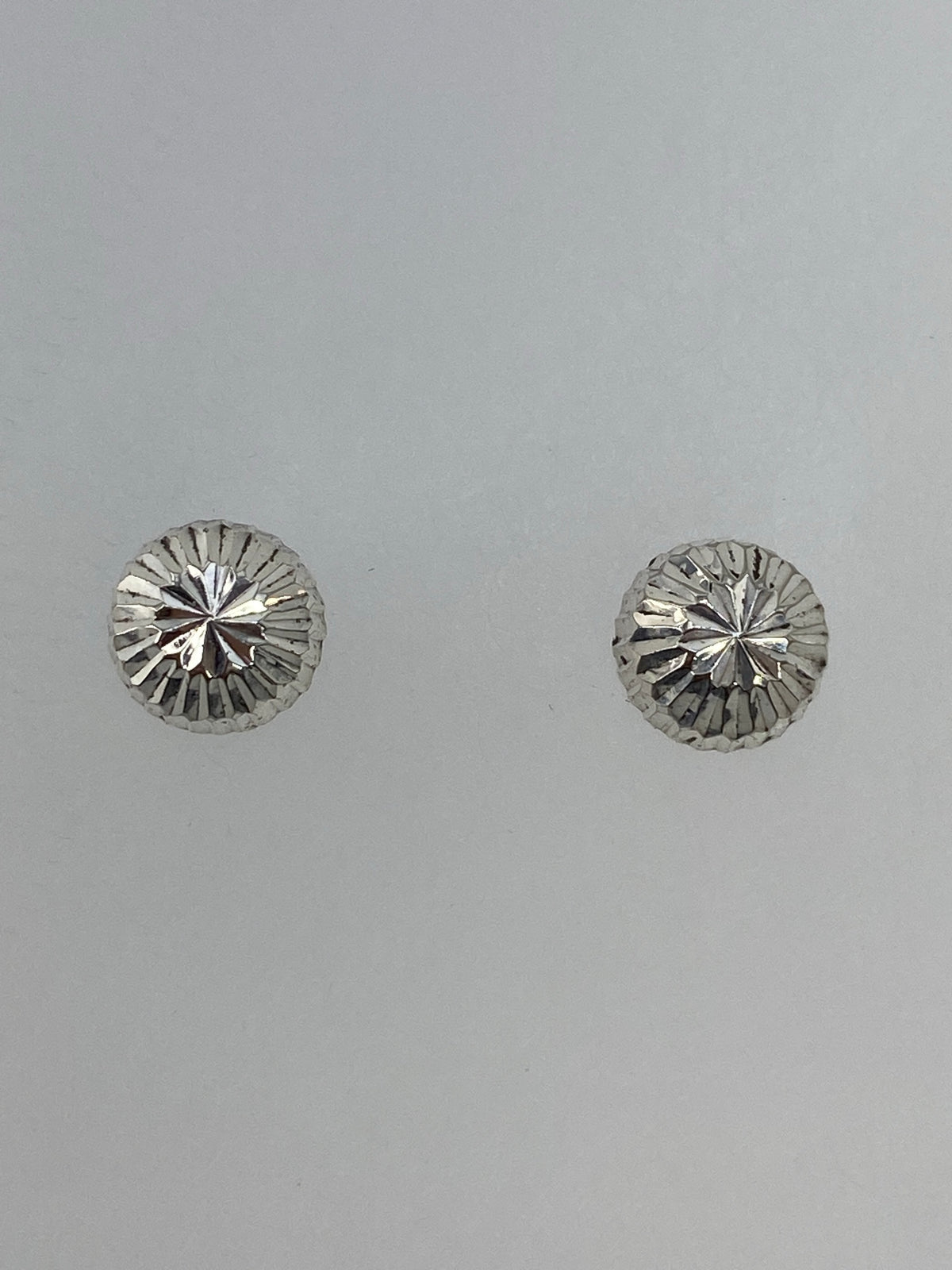 Par de aretes de plata 925 en cartoneado de Taxco, forma de concha, vista frontal