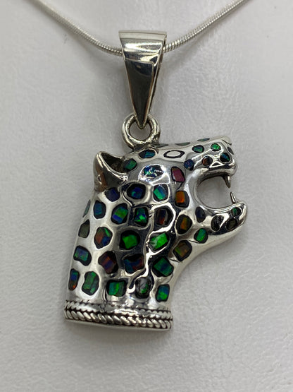 Dije jaguar en plata 950 con ópalo de fuego multicolor, colgado de cadena serpentina