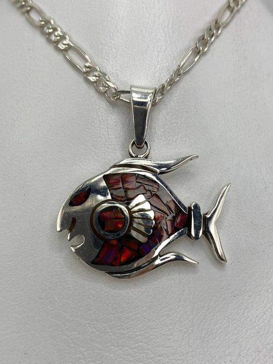 Dije de plata 950 en forma de pez con ópalo de fuego rojo engastado en el cuerpo