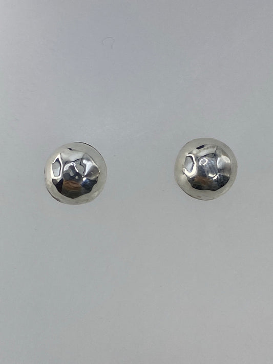 Par de aretes de plata cartoneado, esferas lisas y pulidas, 1.5 cm