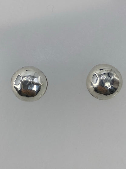 Aretes colocados en oreja, vista lateral del volumen 3D