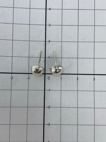 Aretes sobre fondo blanco mostrando el Quinto 925 en el poste