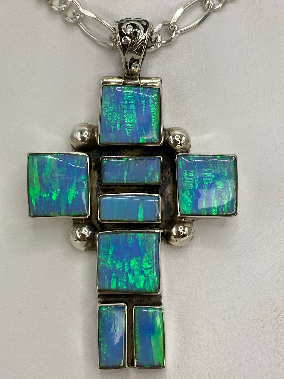 Detalle del engaste a mano del ópalo azul en la cruz de plata Taxco