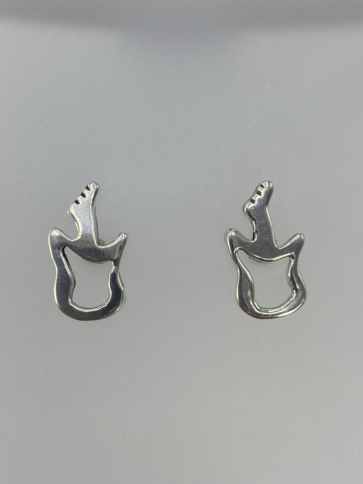 Par de aretes de plata cartoneada minimalistas, vista frontal