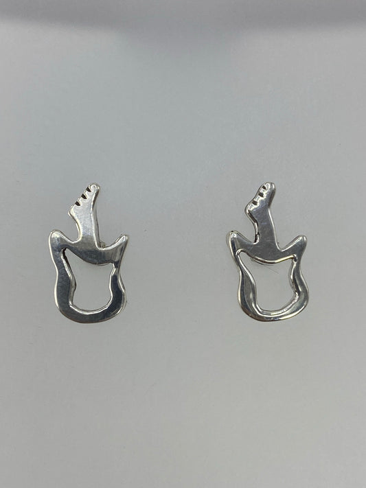 Par de aretes de plata cartoneada minimalistas, vista frontal