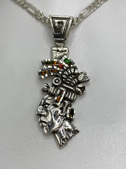 Dije prehispánico de plata 950 con guerrero y ópalo de fuego multicolor, colgante sobre collar plateado