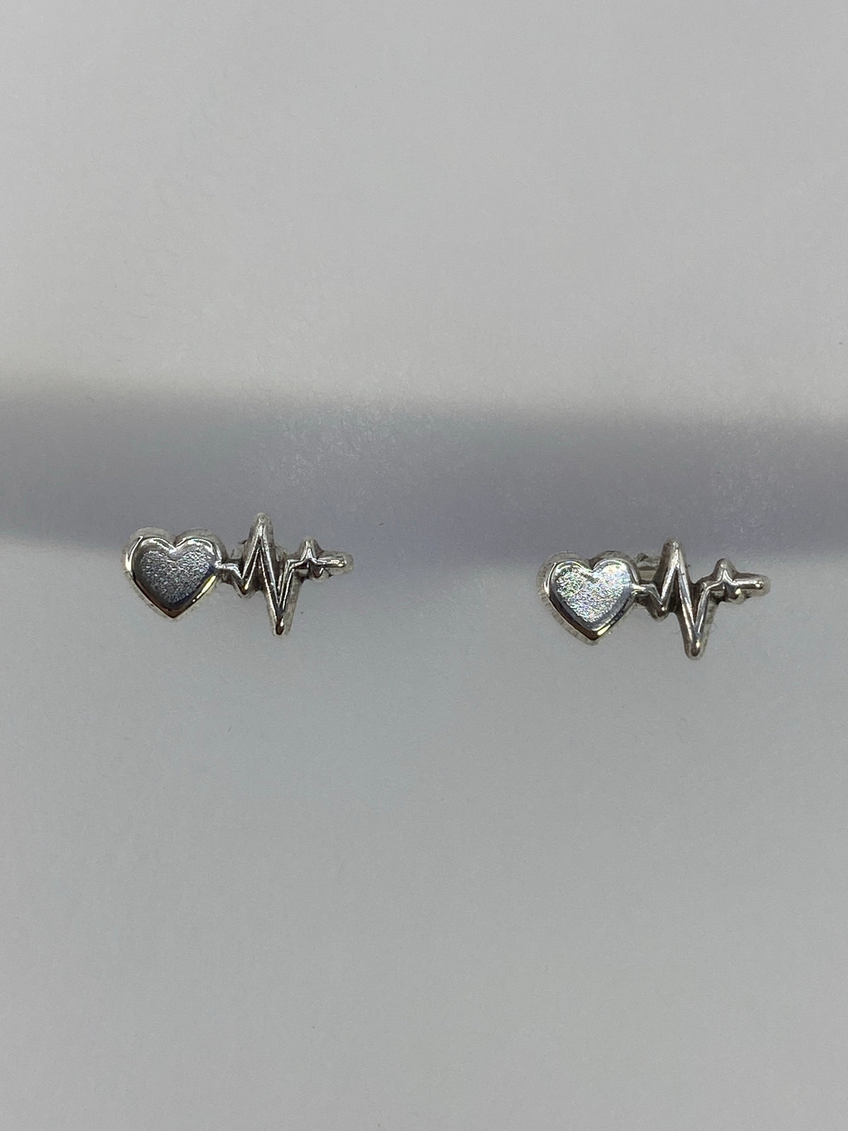 Par de aretes de plata 925 con diseño de latido cardíaco en cartoneado de Taxco