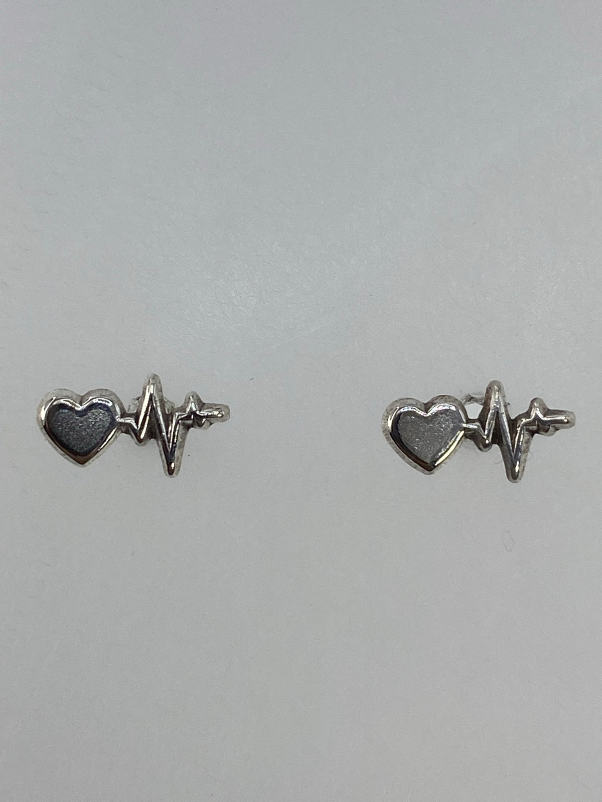 Aretes sobre regla mostrando tamaño de 1 cm