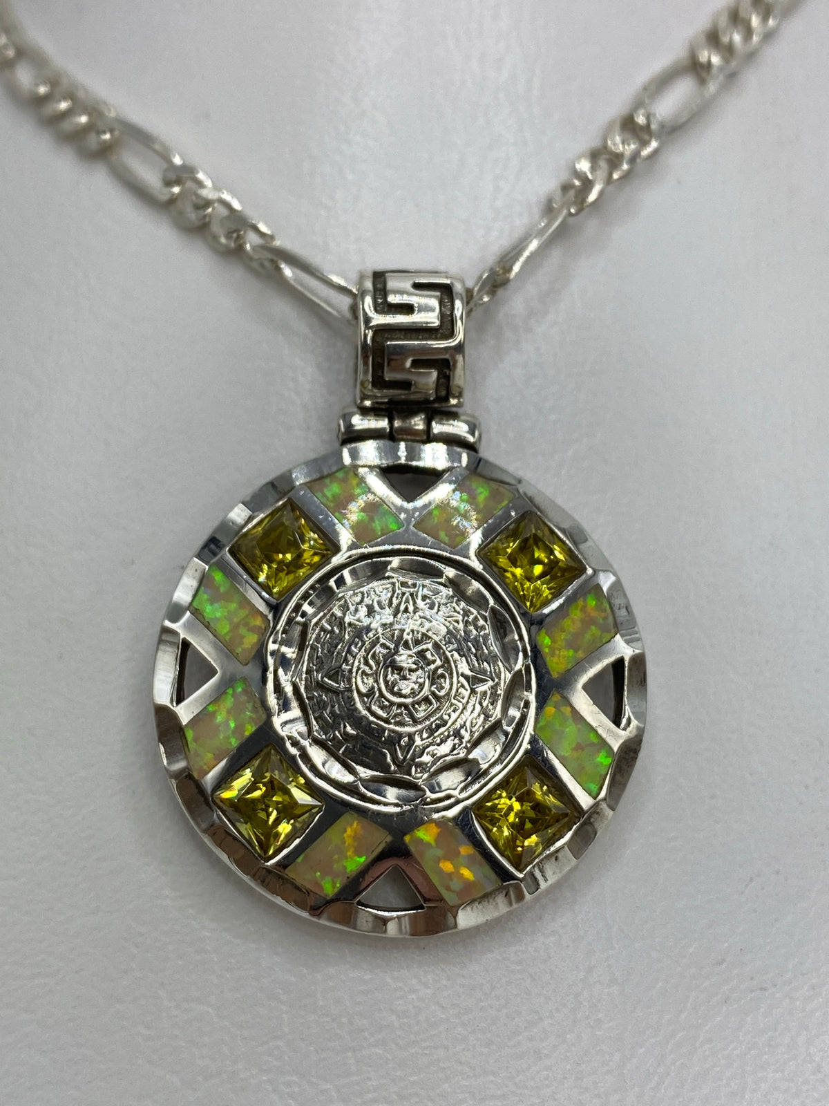 Dije de plata 950 con Calendario Azteca prehispánico y ópalo de fuego amarillo, colgando de cadena plateada