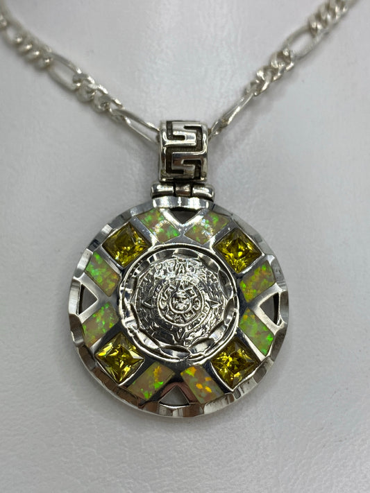Dije de plata 950 con Calendario Azteca prehispánico y ópalo de fuego amarillo, colgando de cadena plateada
