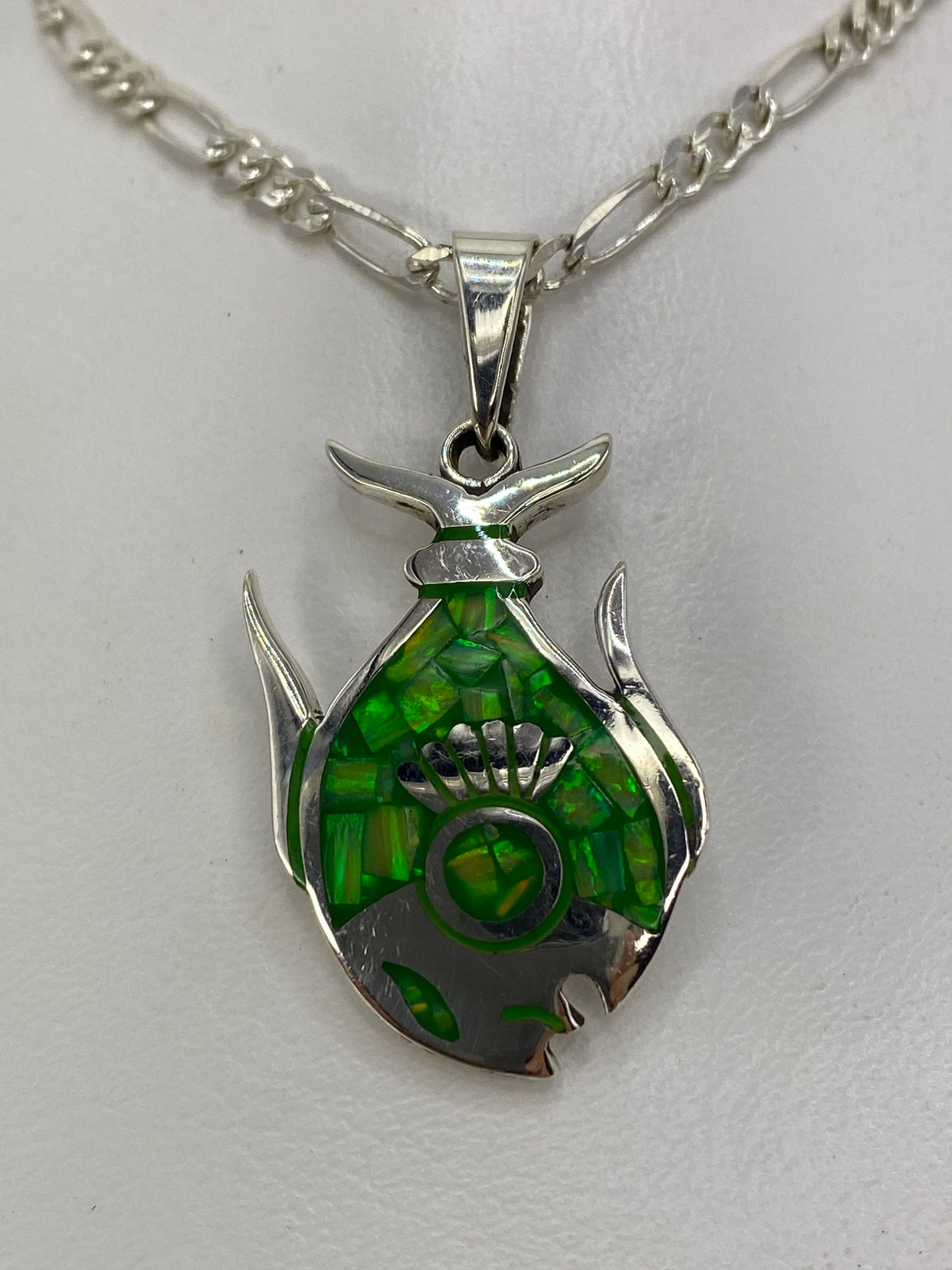 Dije de plata 950 con ópalo de fuego verde, mostrando el juego de luz de la piedra