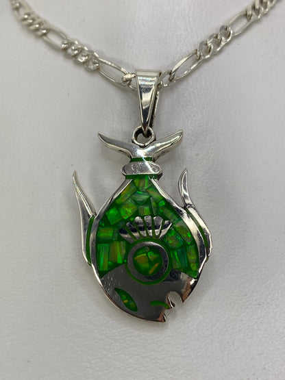 Dije de plata 950 con ópalo de fuego verde, mostrando el juego de luz de la piedra