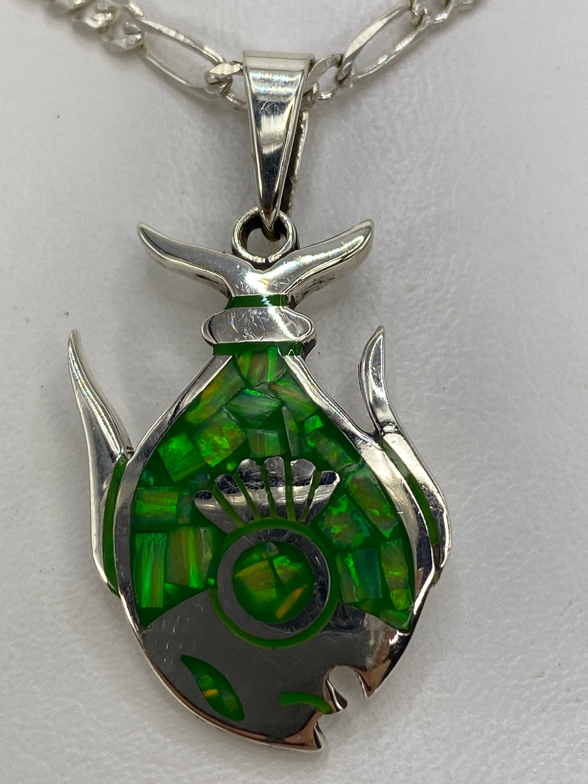 Detalle del engaste de plata en la piedra ópalo verde