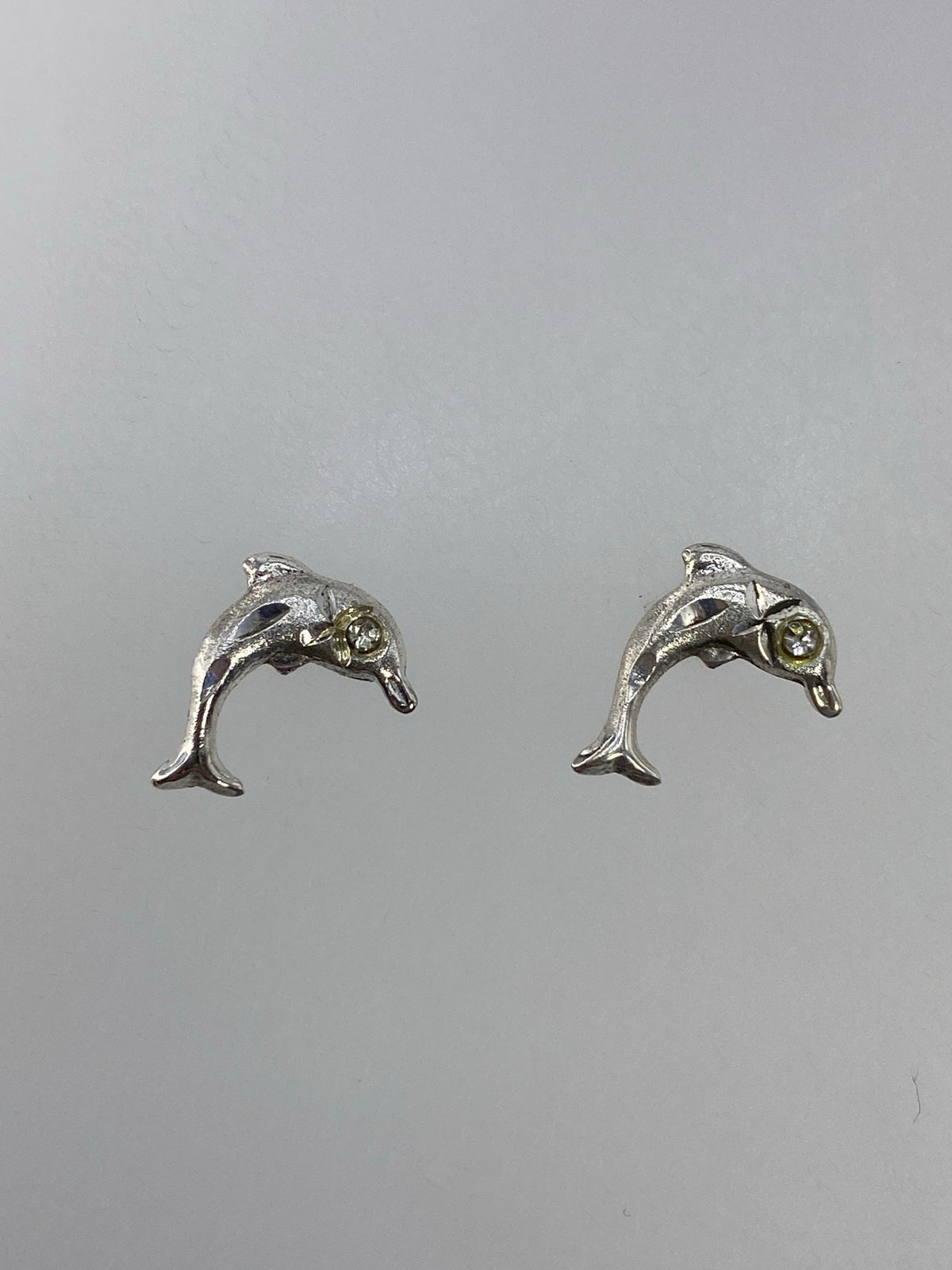 Par de aretes delfín en plata 925, 1 cm, vistos de frente
