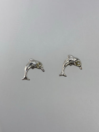 Aretes delfín cartoneado de Taxco, brillo plateado, cierre de tuerca visible