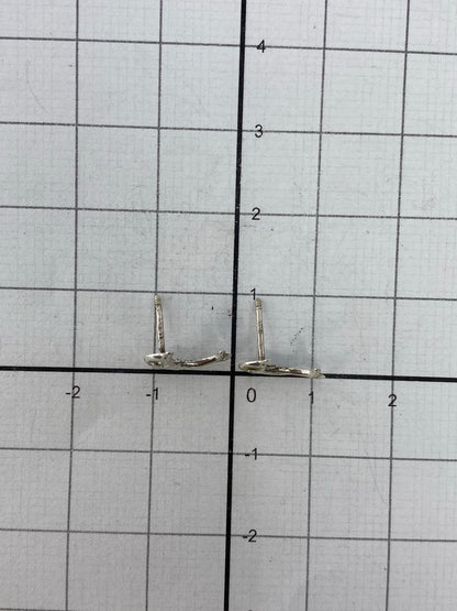 Los dos aretes juntos en escala con regla de centímetros