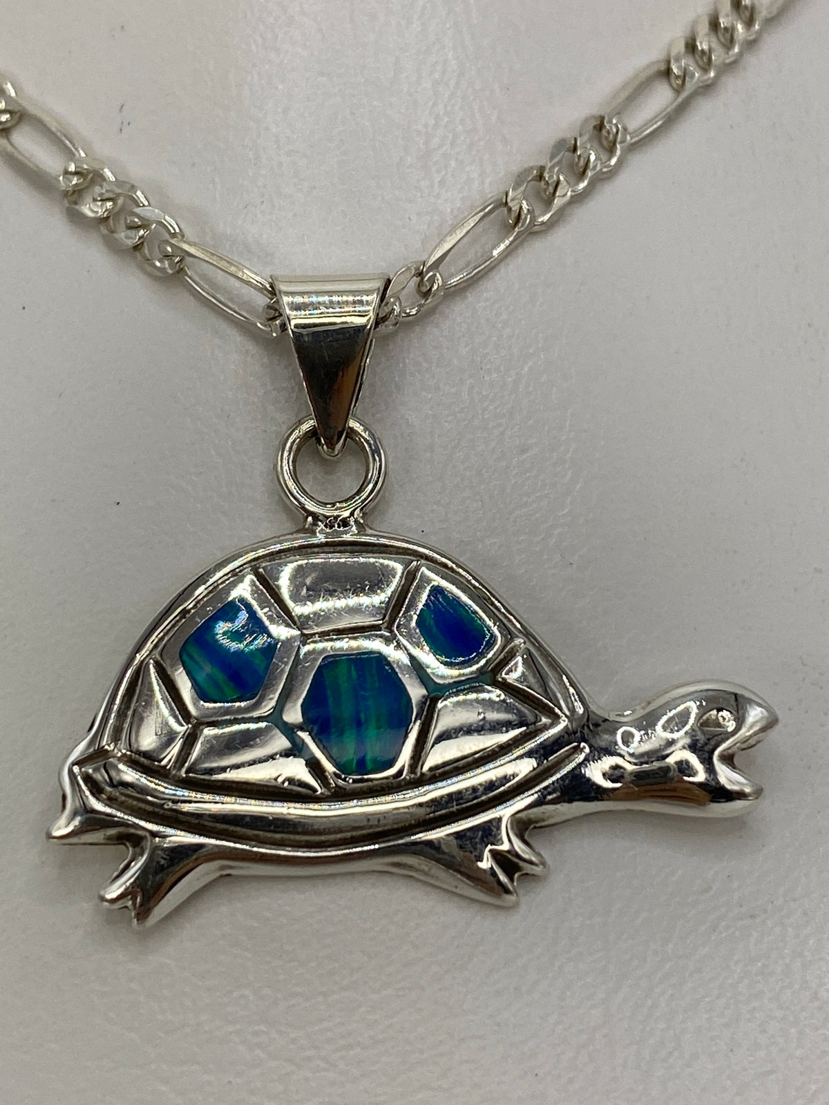 Detalle lateral de la tortuga en plata engastada a mano
