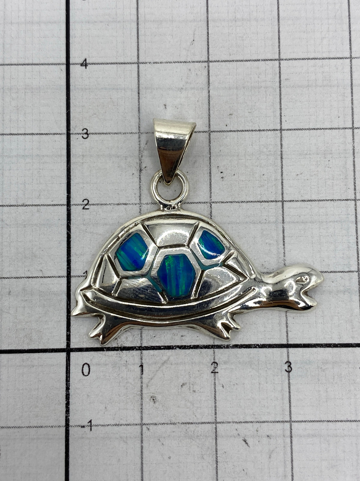 Dije tortuga sobre escala métrica — 3.1 × 3.5 cm, con marca de Quinto 925