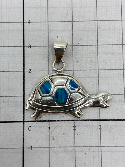 Dije tortuga sobre escala métrica — 3.1 × 3.5 cm, con marca de Quinto 925