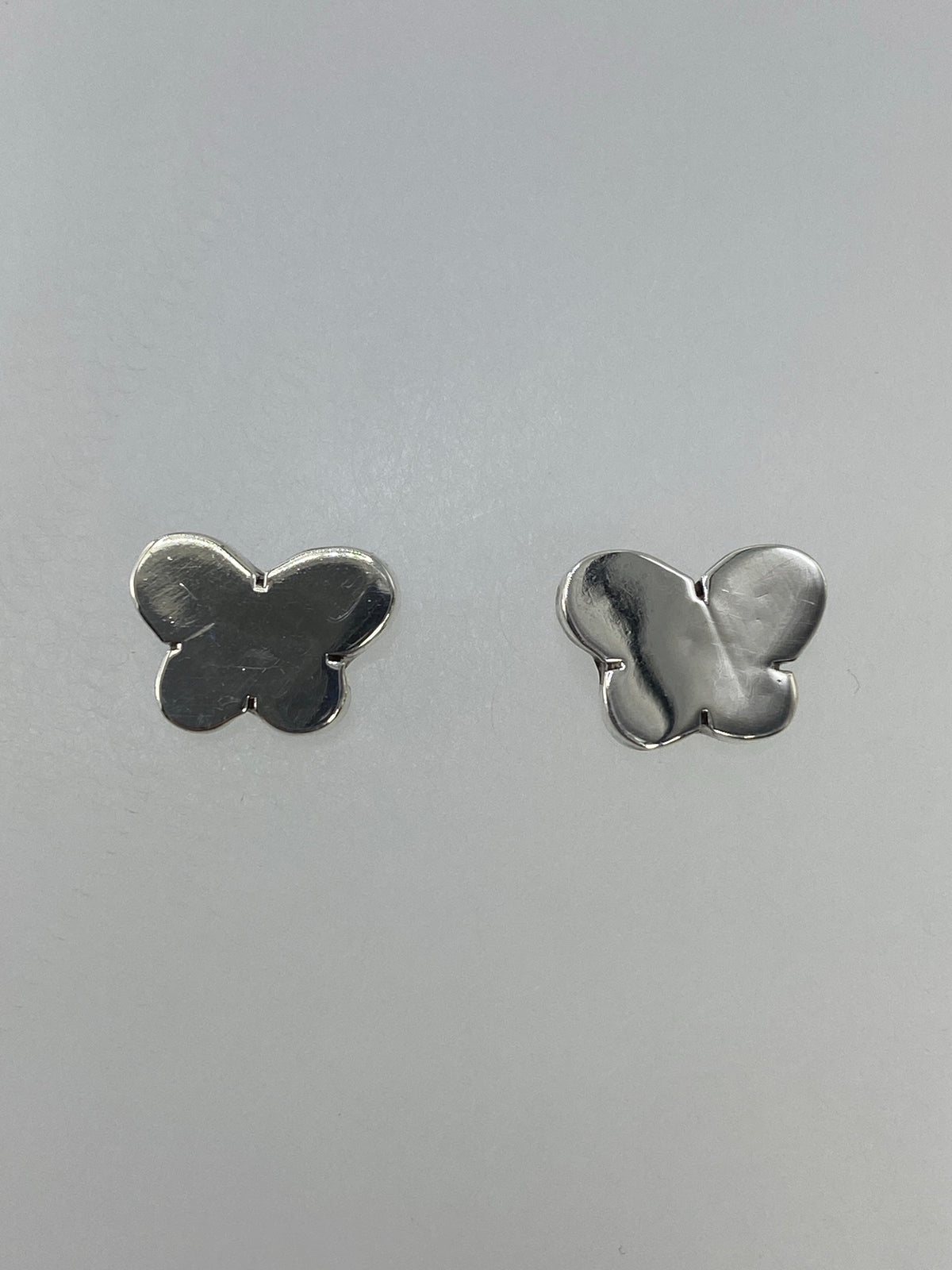 Par de aretes de plata cartoneado con forma de mariposa, 1.1 cm