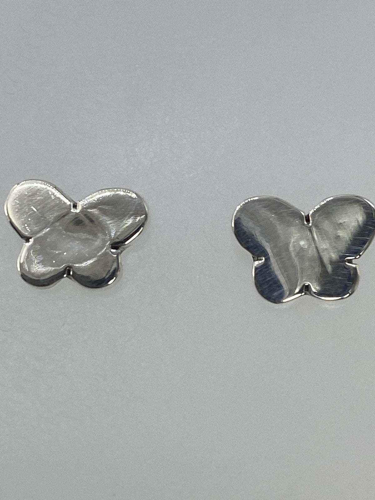 Aretes mariposa postes Taxco sobre fondo gris