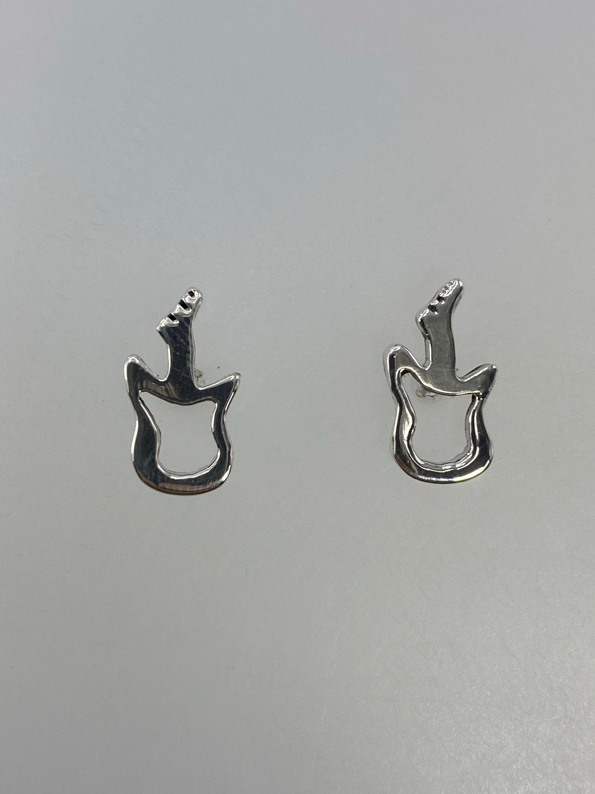 Par de aretes de plata cartoneado en forma orgánica, vista frontal