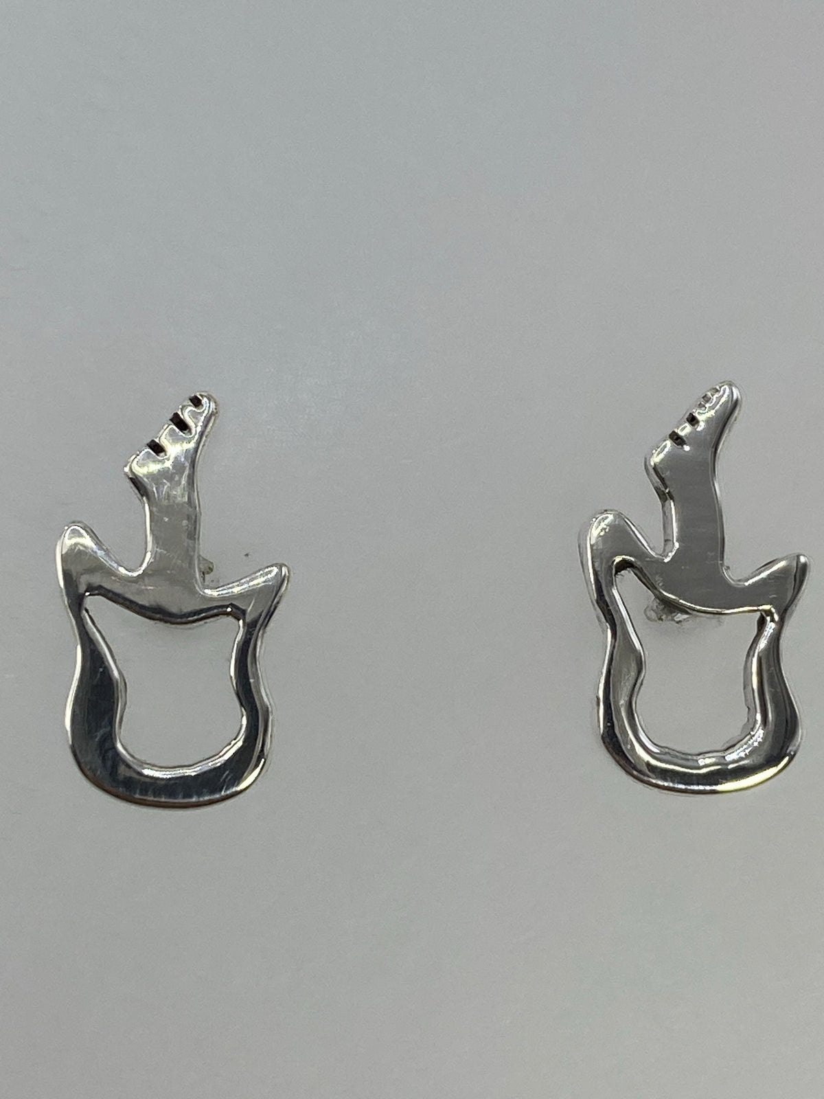 Aretes livianos de plata cartoneada sobre fondo blanco