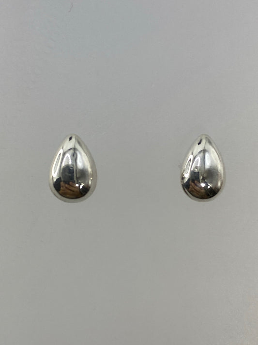 Par de aretes de plata cartoneado en forma de gota, vista frontal