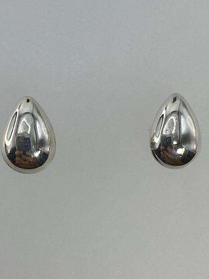 Medida del arete de 1.5 cm con escala de centímetros