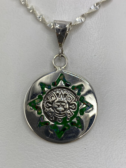 Dije Sol Azteca en plata 925 con Ópalo de Fuego multicolor sobre fondo blanco